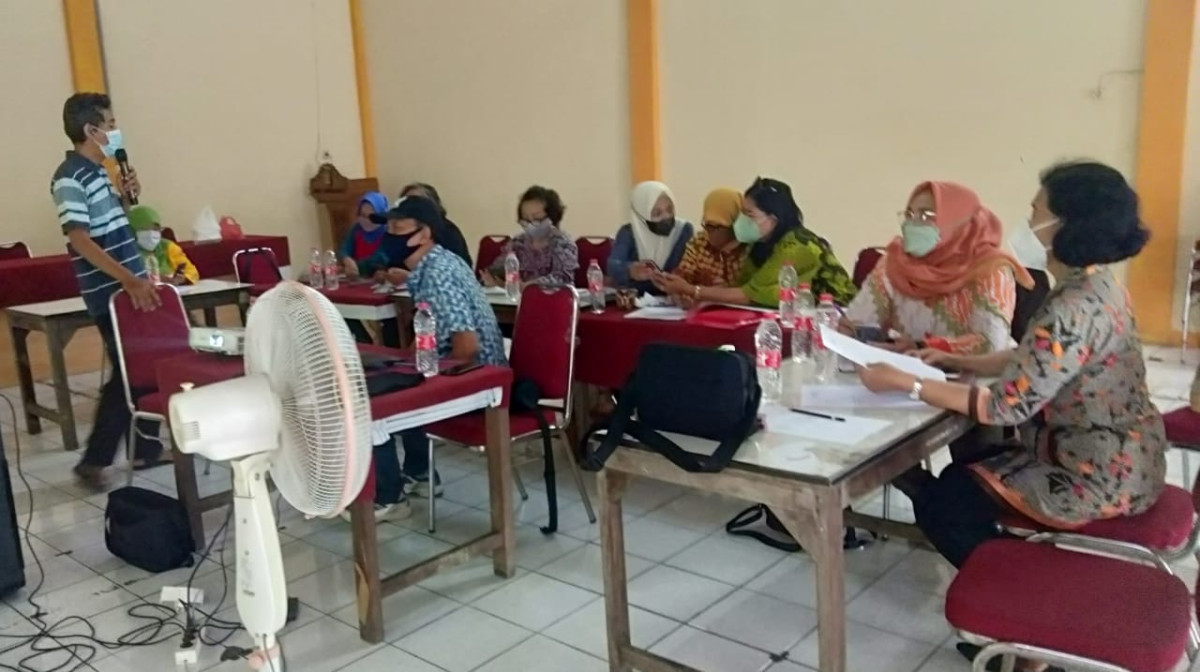 Mengadakan rapat koordinasi dan pelatihan memasukan data via website Kampung KB kel. Jomblang